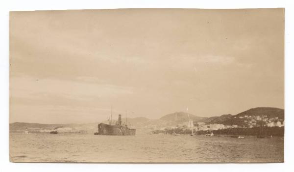 Guerra russo-giapponese - Russia - Vladivostok - Fortificazioni della città di Vladivostok, porto e stazione radiotelegrafica visti dal mare con un incrociatore in rada