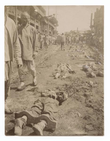 Guerra russo-giapponese - Cina - Pechino - Cadaveri di uomini decapitati in una strada di Pechino