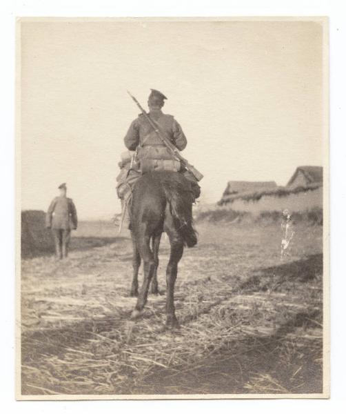 Guerra russo-giapponese - Russia - Manciuria - Saimazi - Dragone russo del 52° reggimento a cavallo visto da dietro