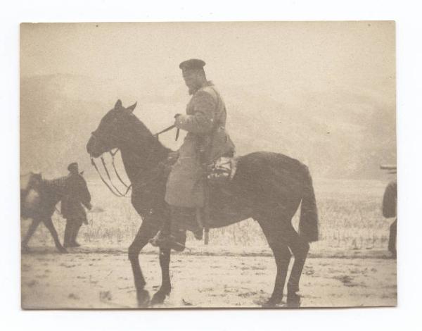 Guerra russo-giapponese - Ritratto maschile - Militare - Ufficiale d'artiglieria russo Peripialkin a cavallo in una tormenta di neve - Russia - Manciuria