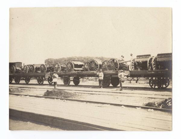 Guerra russo-giapponese - Russia - Manciuria - Carri dell'esercito russo caricati su un convoglio ferroviario