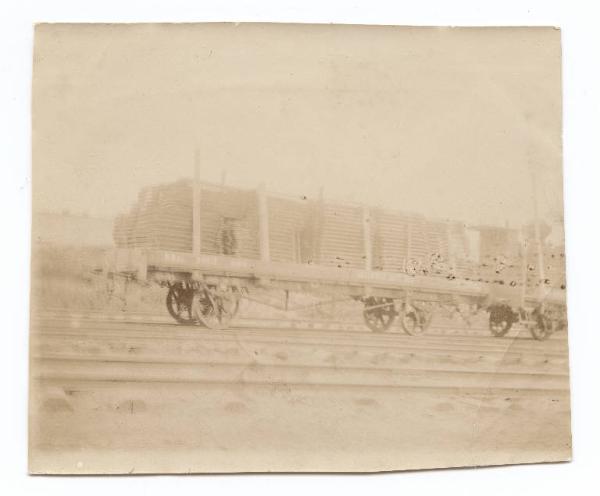 Guerra russo-giapponese - Russia - Manciuria - Binari di ferrovia a vagonetto ribaltabile Decauville su un carro merci ferroviario dell'esercito russo
