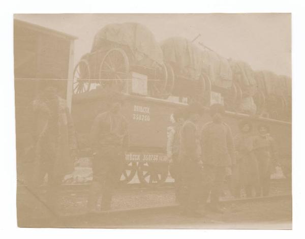 Guerra russo-giapponese - Ritratto di gruppo maschile - Militari - Militari russi di fronte a convoglio ferroviario dell'esercito russo per il trasporto di artiglieria e munizioni - Russia - Manciuria