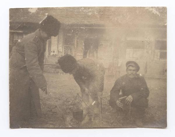 Guerra russo-giapponese - Ritratto di gruppo maschile - Militari - Soldati russi preparano il tè su un fuoco da campo - Russia - Manciuria - Khailinsai