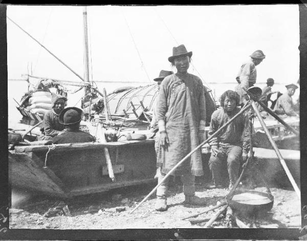 Guerra russo-giapponese - Ritratto di gruppo maschile - Uomini Gold presso le proprie imbarcazioni - Russia - Manciuria - Khabarovsk