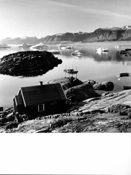 Groenlandia occidentale - Nord dell'Oceano Atlantico - Baia di Baffin - Comune di Qaasuitsup - Villaggio - Uummannaq - Casa - Icebergs - Strisce di polpa di pesce