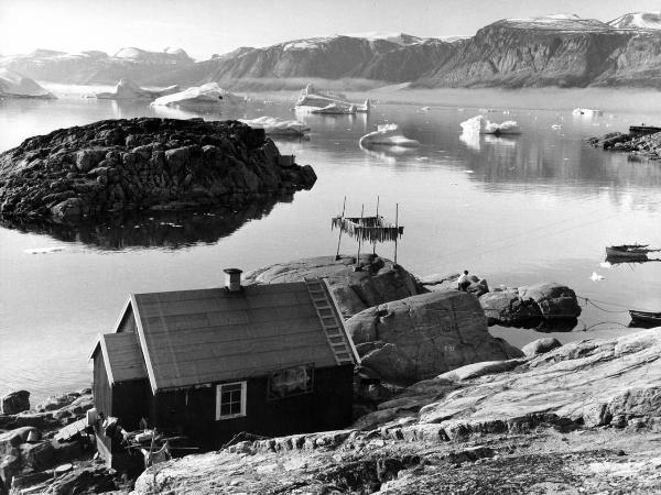 Groenlandia occidentale - Nord dell'Oceano Atlantico - Baia di Baffin - Comune di Qaasuitsup - Villaggio - Uummannaq - Casa - Icebergs - Strisce di polpa di pesce