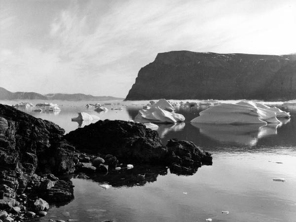 Groenlandia occidentale - Nord dell'Oceano Atlantico - Baia di Baffin - Comune di Qaasuitsup - Villaggio - Uummannaq - Scogliera - Icebergs - Montagne