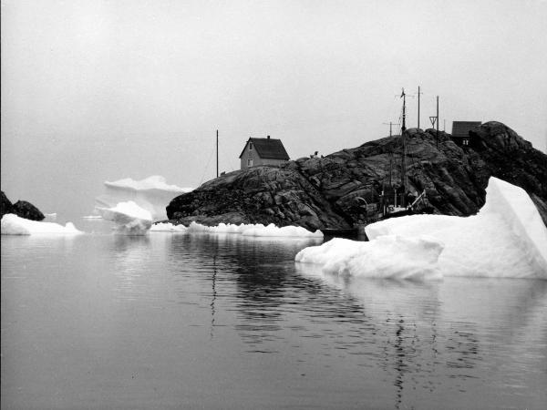 Groenlandia occidentale - Nord dell'Oceano Atlantico - Baia di Baffin - Comune di Qaasuitsup - Villaggio - Uummannaq - Scogliera - Icebergs - Case