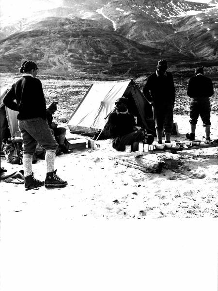 Groenlandia - Isole Menander - riva -uomini - tende