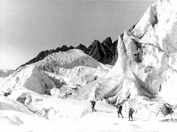 Groenlandia - Vikingebrae- rocce - montagne - uomini