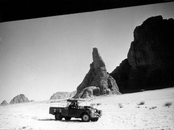 Sahara - deserto - rocce - jeep