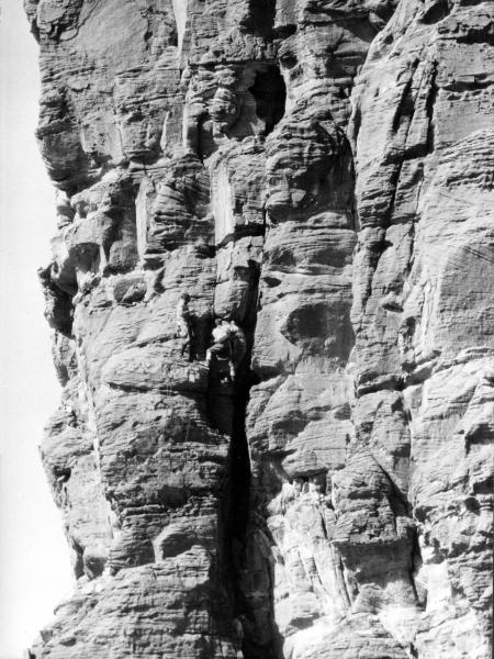 Sahara - deserto - parete- roccia - uomini