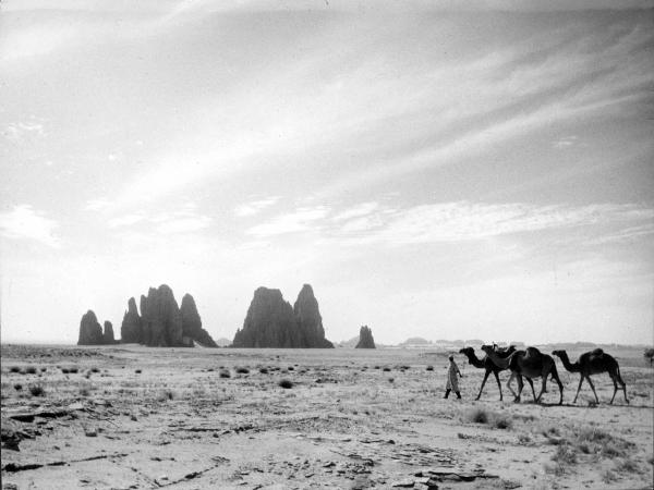 Sahara - Tibesti - vette - rocce - deserto- cammelli