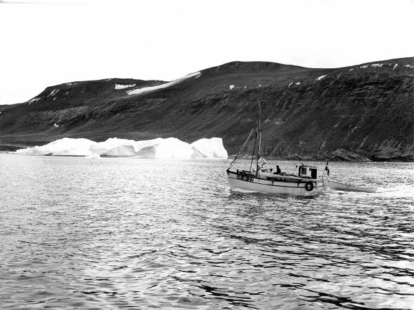 Groenlandia occidentale - Nord dell'Oceano Atlantico - Baia di Baffin - Comune di Qaasuitsup - Isola di Kuvdlorssuaq - Battello rompighiaccio - "GR. 16 - 22" - Uomini