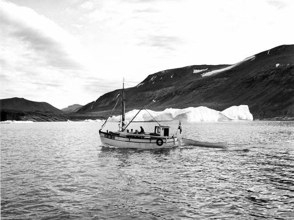 Groenlandia occidentale - Nord dell'Oceano Atlantico - Baia di Baffin - Comune di Qaasuitsup - Isola di Kuvdlorssuaq - Battello rompighiaccio - "GR. 16 - 22" - Uomini