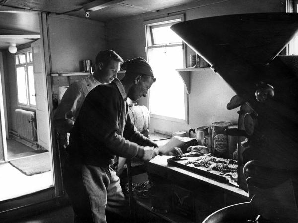 Ritratto di gruppo - Uomini - Groenlandia orientale - Mare di Groenlandia - Kong Oscar Fjord - Scoresby Land - Mesters Vig - Miniera - "Nordisk Mineselskab A.S." - Mensa - Cucina