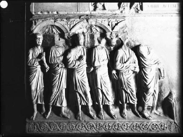 Rilievo - Apostoli - Sarcofago paleocristiano - Fronte - Mantova - Duomo