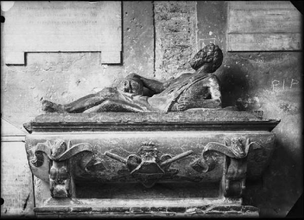 Scultura - Arca con guerriero coricato che regge un teschio - Mantova - Basilica di S. Andrea - Transetto