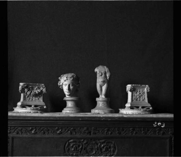 Scultura - Base di candelabro - Testina di baccante - Torsetto di Afrodite - Base di candelabro - Mantova - Museo di Palazzo Ducale
