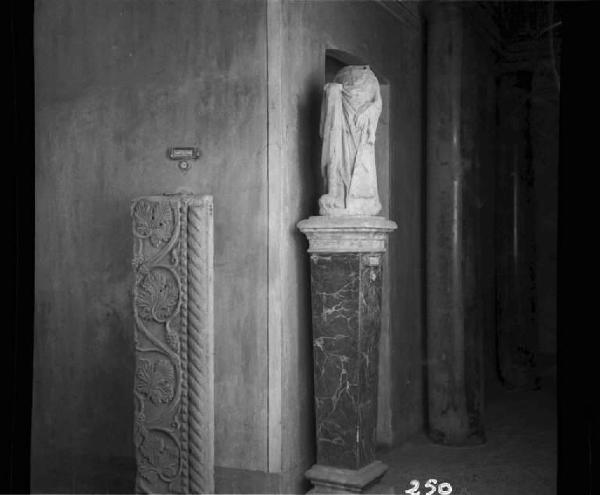 Scultura - Frammento di stipite di portale - S. Antonio Abate (?) - Mantova - Palazzo Ducale - Sala delle Cappe