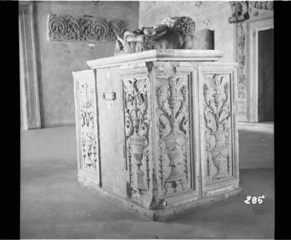 Scultura - Frammenti marmorei del monumento funerario di Pietro Spagnoli - Mantova - Palazzo Ducale - Sala dei Soli