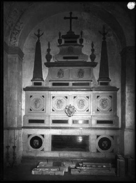 Grazie - Santuario di S. Maria delle Grazie - Cappella di S. Ippolito - Monumento sepolcrale degli Ippoliti di Gazoldo