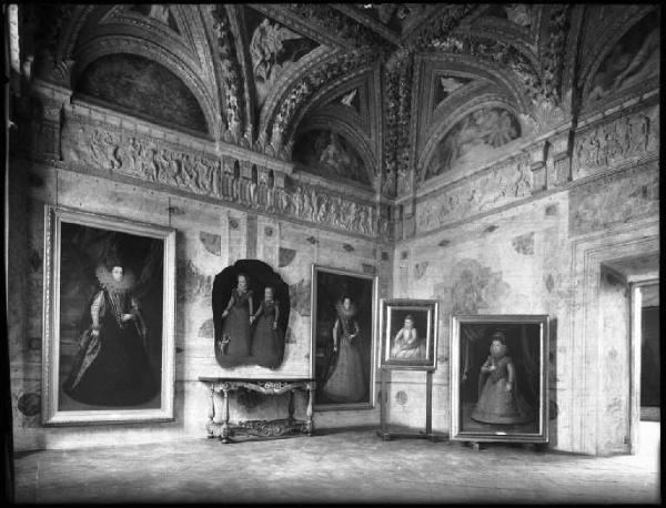 Mantova - Palazzo Ducale - Mostra Iconografica Gonzaghesca - Dipinti esposti nella Sala di Apollo dell'Appartamento grande di Castello