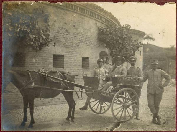 Prima Guerra Mondiale - Ritratto di gruppo maschile - Militari - Carretto trainato da cavallo - Borgoforte - Forte