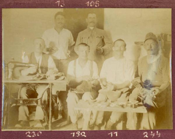 Prima Guerra Mondiale - Ritratto di gruppo maschile - Militari impegnati come sarti e calzolai