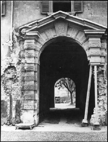 Mantova - Via Frattini - Palazzo Scalori - Portone danneggiato dagli spari di un carro armato