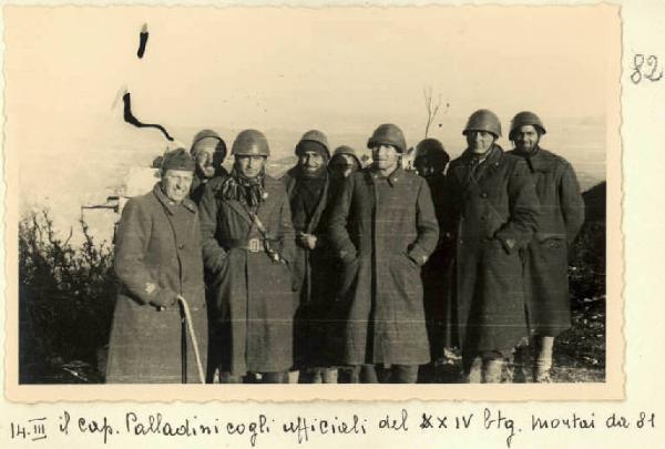 Seconda Guerra Mondiale - Ritratto di gruppo maschile - Militari - Capitano Palladini con altri otto ufficiali e soldati del 24° battaglione mortai
