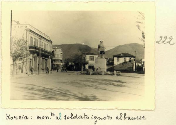 Korcia - Piazza - Monumento al soldato ignoto albanese