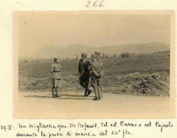 Dembràva - Gruppo di ufficiali durante la prova di marcia del 14° fanteria