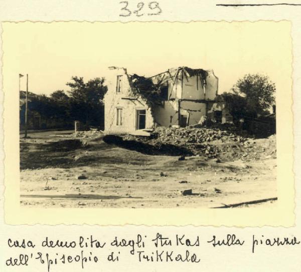 Trikkala - Piazza dell'Episcopio - Casa distrutta dai bombardamenti
