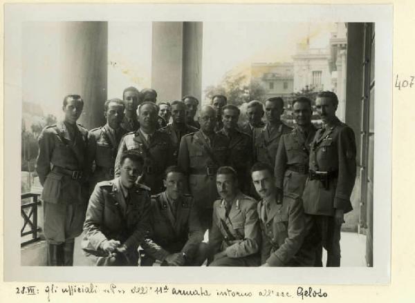 Seconda guerra mondiale - Ritratto di gruppo maschile - Militari - Eccellenza Geloso con gli ufficiali dell'11° armata