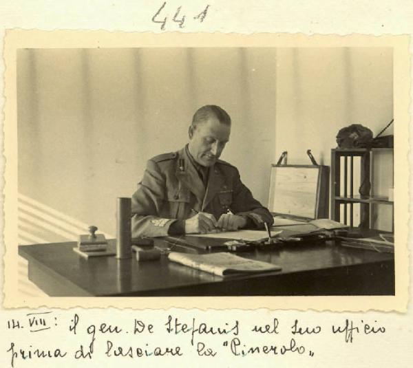 Seconda guerra mondiale - Ritratto maschile - Militare - Generale De Stefanis nel suo ufficio