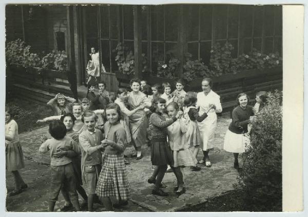 Baselga di Pinè - Colonia - Ballo di bambine in giardino