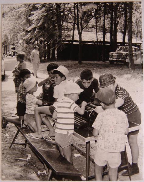 Baselga di Pinè - Colonia - Soggiorno estivo - Gioco di bambini con macchina da scrivere