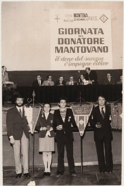 Mantova - Giornata del donatore mantovano - Soci dell'A.V.I.S. con stendardi