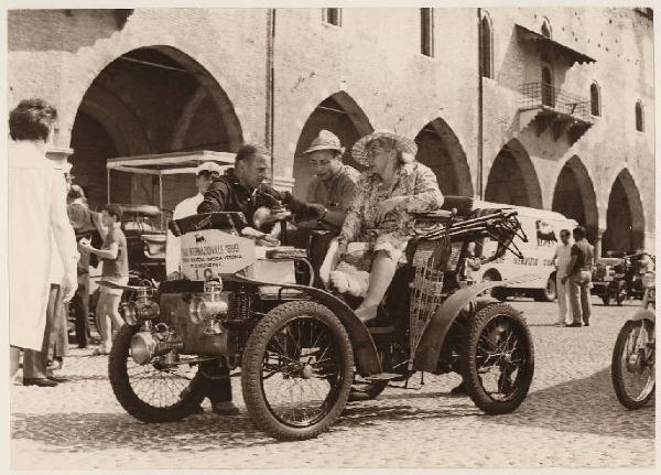 Mantova - Piazza Sordello - Raid automobilistico Verona-Mantova Brescia-Verona delle vecchie automobili da museo