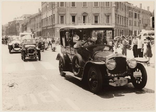 Mantova - Piazza Martiri di Belfiore - Raid automobilistico Verona-Mantova Brescia-Verona delle vecchie automobili da museo