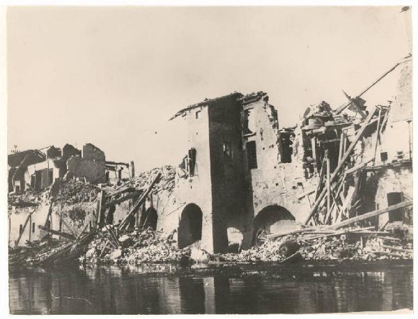 Mantova - Ponte dei Mulini distrutto dai bombardamenti della Seconda guerra mondiale