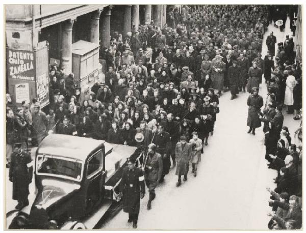 Mantova - Corso Umberto I - Funerale delle prime vittime dei bombardamenti bellici
