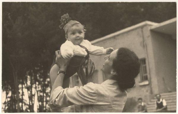 Mantova - Colonia Elioterapica Belfiore - Maestra con bambino in braccio