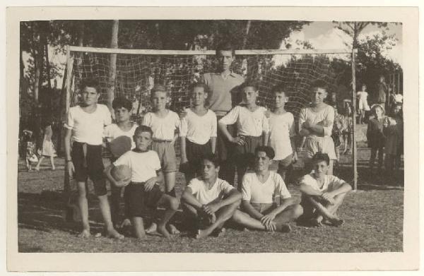 Ritratto di gruppo - Squadra di calcio del Bosco Virgiliano - Mantova - Colonia Elioterapica Belfiore