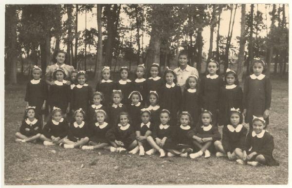 Ritratto di gruppo - Bambine con grembiule scolastico - Mantova - Colonia Elioterapica Belfiore