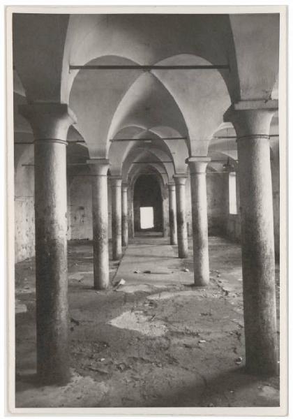 Mantova - Complesso conventuale di S. Paola - Sala con colonne e soffitto a volte