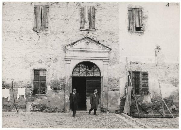 Mantova - Facciata di edificio con portale architravato - Luigi Grigato, sindaco di Mantova