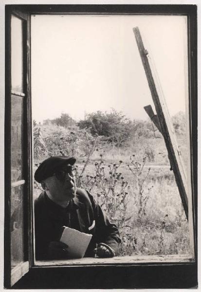 Ritratto maschile - Cesare Zavattini davanti ad una finestra - Luzzara